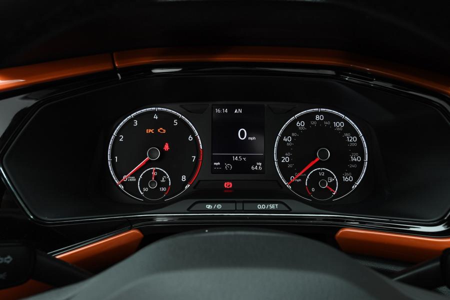 Панель приборов Volkswagen T-Cross SE 2019 года  (UK) (фото 25 из 34)